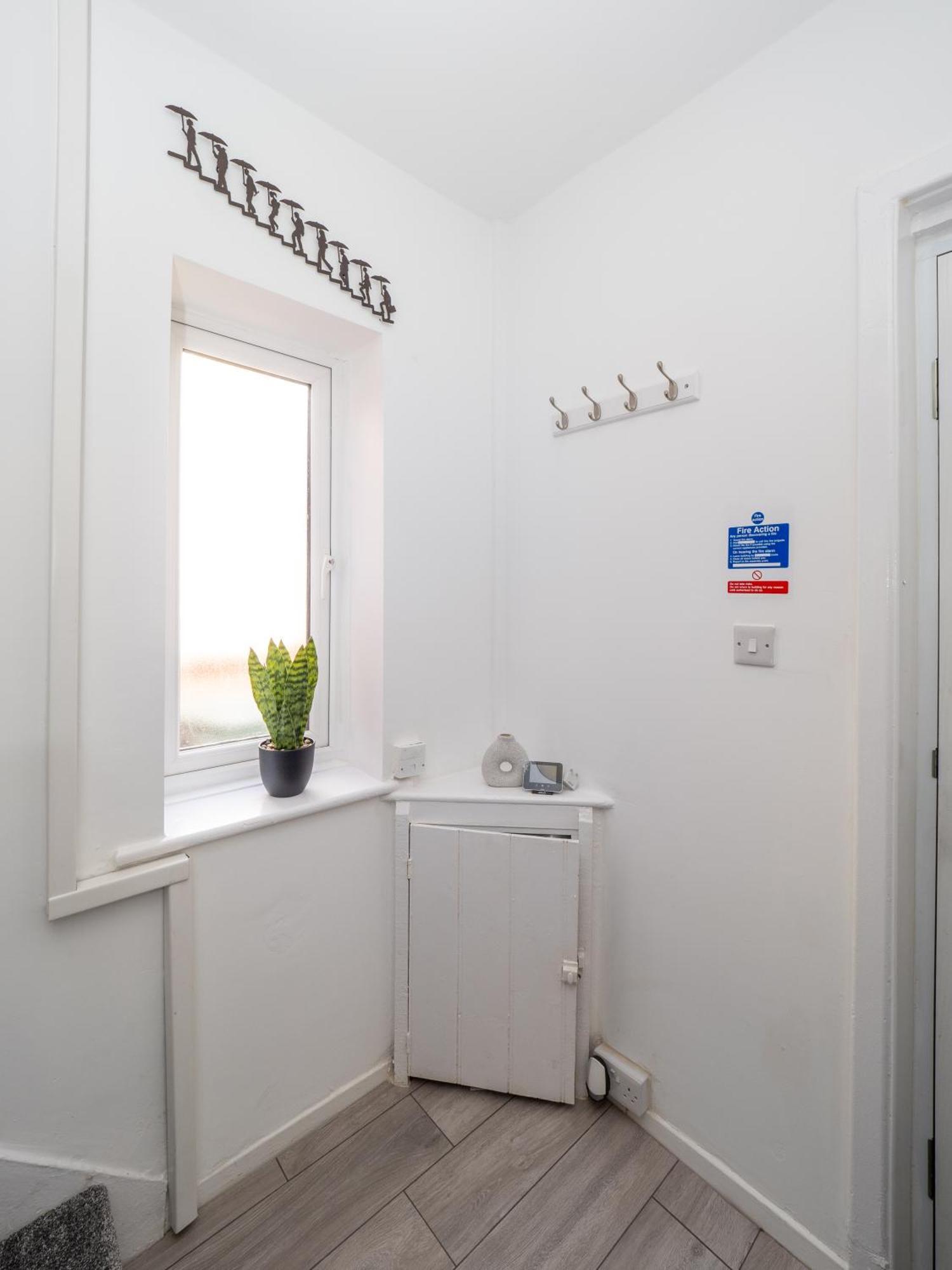 3Br Haven Retreat In Wallasey With Free Street Parking Bagian luar foto
